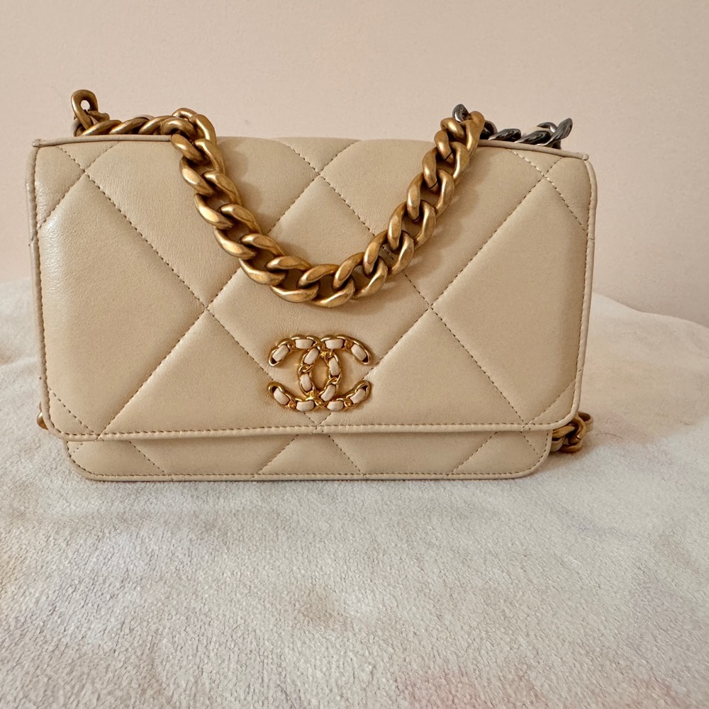 Chanel 19 WOC beige